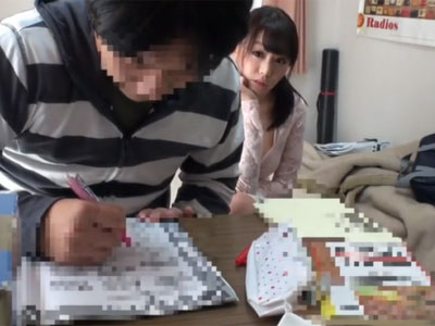 胸チラで誘惑してくるエロ家庭教師にムラつき我慢できずにパコ開始