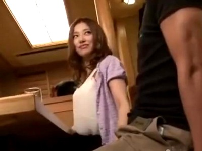 数年ぶりに再会したクラスメイトがただの欲求不満な女の子に→自らチンポ弄ってきて別室で即パコ