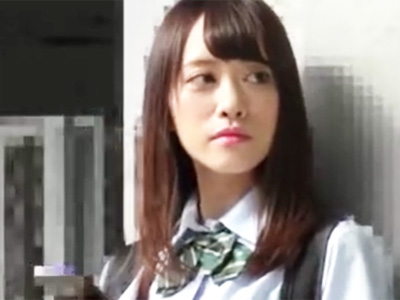 女子〇生を尾行して電車の中で背後から忍び寄り痴漢種付けレイプ！