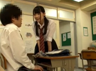 「ねぇ…私見ちゃったんだよね♡」他の子とのセクロスをみた小悪魔JKが学校で誘惑騎乗位