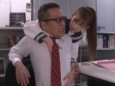 生徒指導室で教師ちんぽを手での愛撫抜きしちゃうビッチJK
