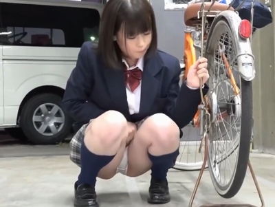 恥ずかしがりながらも自分からパンツ見せてくる女子⚫︎生に誘われて…