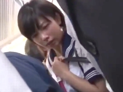 「嘘‥やだよぉ‥」ちっぱいなJKが満員電車で巨根男に痴漢レイプされ悶絶！