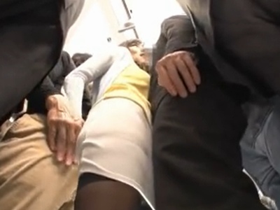 密着する電車の車内→男がいようが執拗にチンコ擦りつけてくる痴漢魔に負けて下車後トイレで2回戦