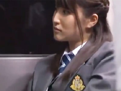 バス内でドエロの痴漢男に好き放題にされてしまう制服姿の美少女JK