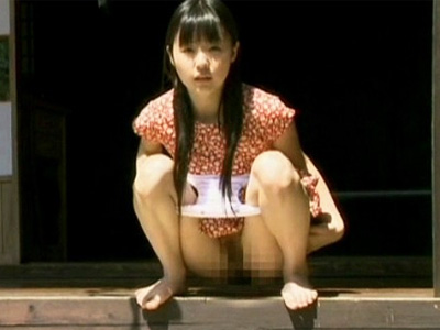 「おじさん、パンツあげる」庭でおしっこするおさげのちっぱい美少女に不埒なイタズラをする中年男